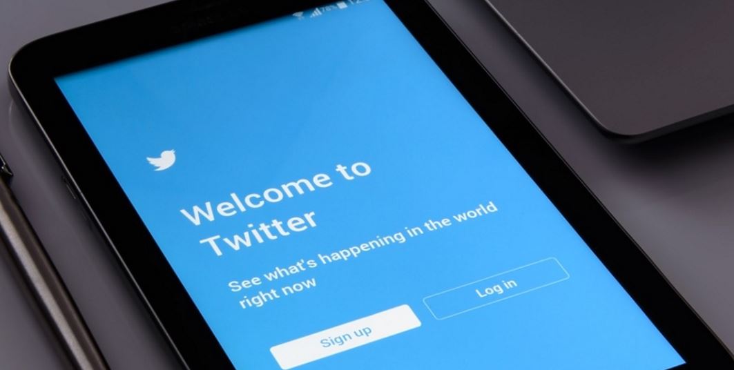 Twitter's Stocks Plunge Amid Weak Advertising
